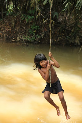 FOTO: Kehidupan Suku Awá, Suku Terasing di Hutan Amazon 2kFANS.com awa child 120425 jpeg 164652