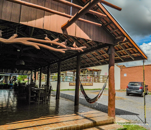 Estacionamento e varanda da Pousada Muito Bonito, em Bonito, Mato Grosso do Sul