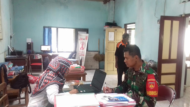 Babinsa Koramil 23/Ceper Komsos Dengan Perangkat Desa Kuncen