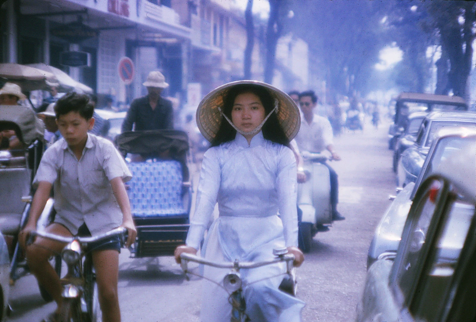 Ảnh xưa: Vẻ đẹp đài các của phụ nữ Việt trong tà áo dài
