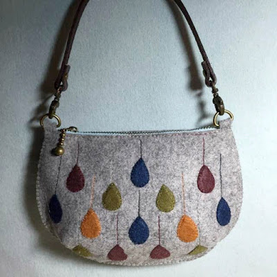 http://www.handmadiya.com/2015/10/felt-bag-tutorial.html