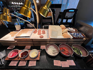 朋趣露營車為天成飯店集團旗下全新露營體驗品牌，主打親子度假營地一泊四食全包式豪華露營車，名稱朋趣Bon Chill源自於在地野生俏皮又可愛的松鼠。朋趣豪華露營車緊鄰桃園高爾夫球場，營區寬敞，自然生態、藍天綠地再結合天成集團旗下飯店及高爾夫球場資源，入住露營車就可使用朋趣營地內所有遊樂設施。