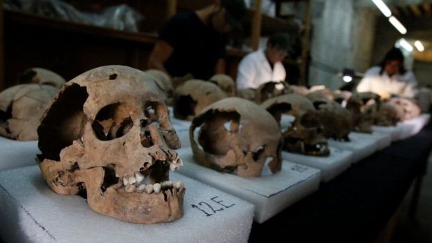 Relatos diziam que a estrutura era composta de milhares de cabeças de guerreiros decapitados.
Por 500 anos, os crânios ficaram intactos sob o solo daquela que um dia foi a capital asteca, Tenochtitlán, no local onde hoje fica a Cidade do México.
Até que, há dois anos, um grupo de arqueólogos descobriu os primeiros crânios - dando início à revelação de seus segredos.