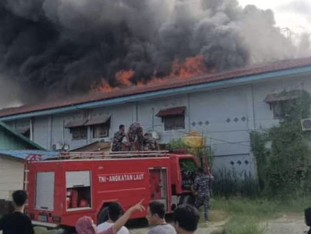 Damkar Kota Jayapura Padamkan Kebakaran Beruntun di Pasar Youtefa