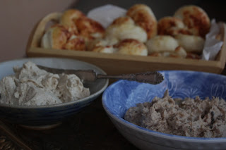 Brezeln mit Honig-Senf-Butter