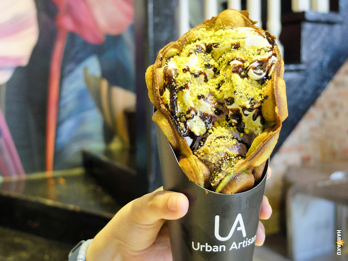 Wafel pandan bersama aiskrim keladi dan taburan pistachio