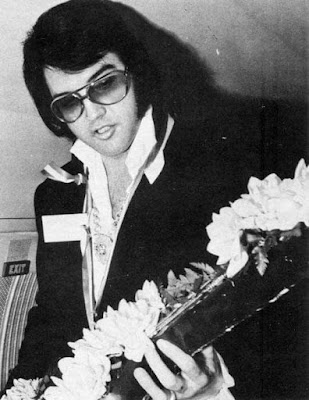 Elvis April 11, 1972: receiving the key to the city from Mayor Roy Webber in Roanoke on the plane