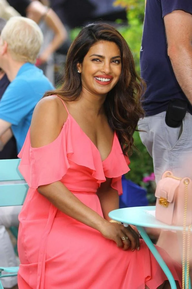 Vẻ đẹp rực lửa đầy cuốn hút của hoa hậu thế giới Ấn Độ Priyanka Chopra - 35