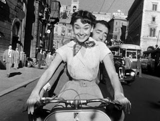 Audrey Hepburn, Gregory Peck e a Vespa em «Férias em Roma»