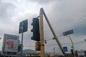 Tersangkut Truk Crane Yang Melintas Dua Unit Lampu Merah Soekarno-Hatta Kotabumi Rusak