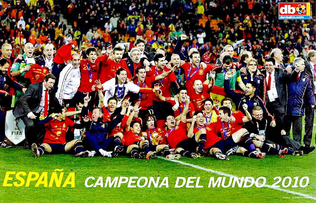 Los jugadores españoles celebran en el césped del Soccer City la consecución de la Copa del Mundo. SELECCIÓN DE ESPAÑA 1 SELECCIÓN DE PAÍSES BAJOS 0 Domingo 11/07/2010, 20:30 horas. XIX Copa Mundial de Fútbol Sudáfrica 2010, Final. Johannesburgo, Sudáfrica, estadio Soccer City: 84.490 espectadores. GOLES: 1-0: 116’, Iniesta. ESPAÑA GANA EL CAMPEONATO MUNDIAL DE FÚTBOL.