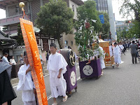 先頭の天孫神社の旗と触れ太鼓