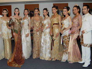 Model Kebaya Modern Biyan Wanaatmadja Kombinasi Terbaru