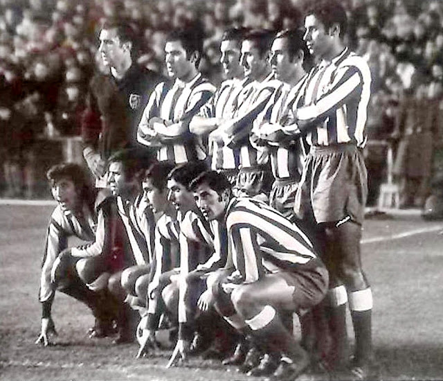 CLUB ATLÉTICO DE MADRID. Temporada 1969-70. Rodri, Melo, Martínez Jayo, Calleja, Adelardo, Eusebio. Ufarte, Luis, Gárate, Alberto y Juan Antonio. REAL MADRID C. F. 1 🆚 CLUB ATLÉTICO DE MADRID 1 Sábado 15/11/1969, 21:00 horas. Campeonato de Liga de 1ª División, jornada 10. Madrid, estadio Santiago Bernabéu: 100.000 espectadores. GOLES: ⚽0-1: 58’, Adelardo. ⚽1-1: 80’, Fleitas.