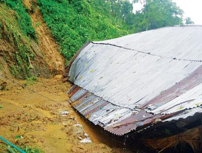 বান্দরবানে প্রতিবছর পাহাড়ধসে মৃত্যু: ঝুঁকিতে বসবাসকারীদের সরানোর উদ্যোগ নেই by বুদ্ধজ্যোতি চাকমা