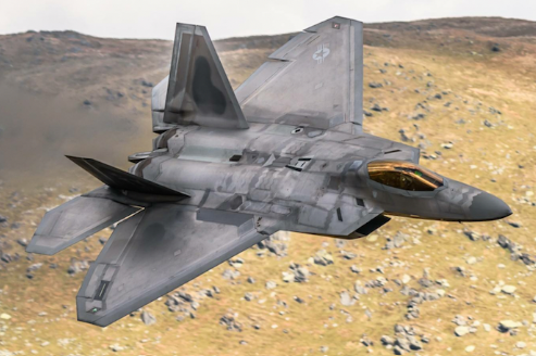 Anticipating Iranian and Russian Threats, the US Deploys F-22 Raptor Jets to the Middle East