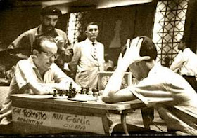 Partida de ajedrez García vs. Rosseto, con el Che Guevara detrás