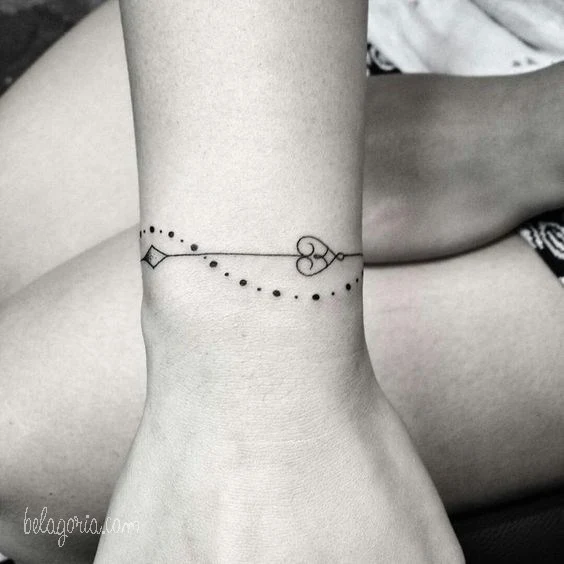 tatuaje de pulsera para una chicas