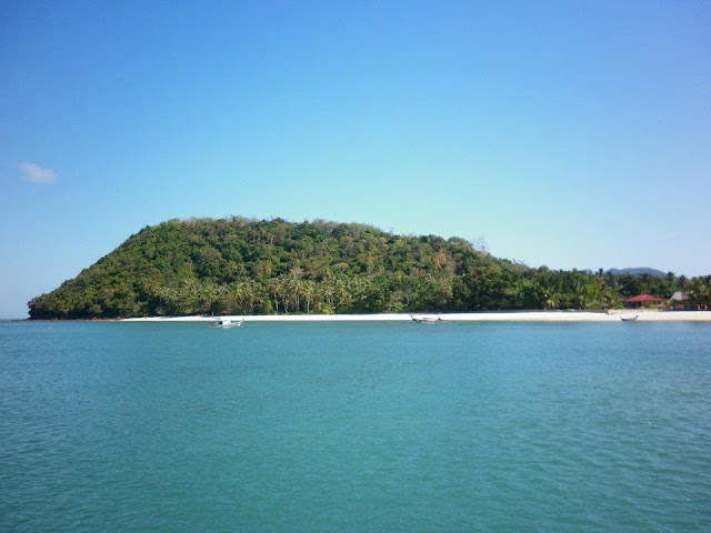 บนเกาะยาวใหญ่ มีที่เที่ยวมากมาย เช่น หาดโล๊ะจาก,  หมู่เกาะไข่, ชุมชนบ้านปากคลอง