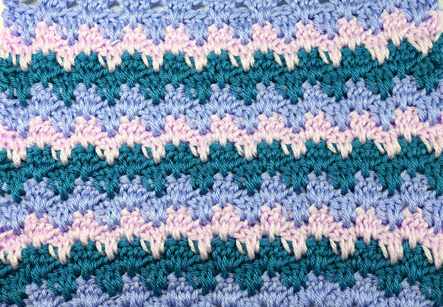 4 Crochet Imagen  Puntada de olas a tres colores a crochet y ganchillo Majovel Crochet facil sencillo bareta paso a paso DIY