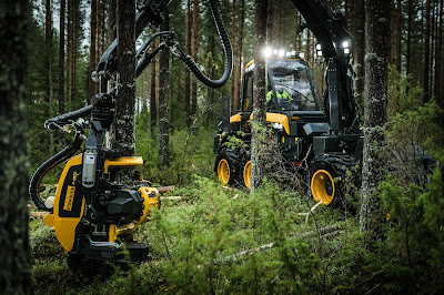 Skogsmaskin från Ponsse i bruk i skogen