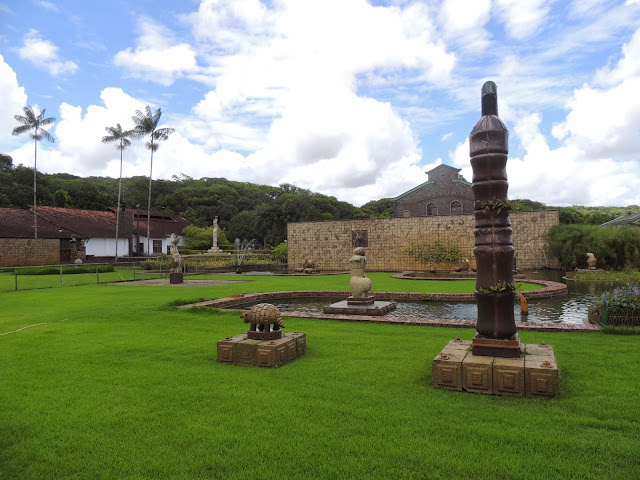 Esculturas de Francisco Brennand exposta na Praça Burle Marx