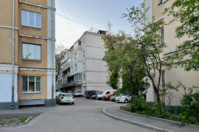 улица Лестева, дворы, жилые дома – часть ансамбля «Хавско-Шаболовский жилой комплекс» 1927-1931 годов постройки