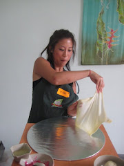 lisa making roti canai