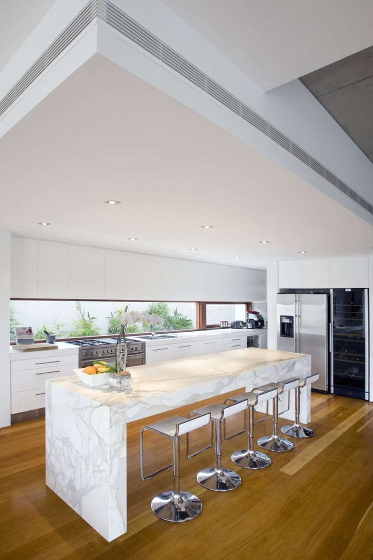 Marble island in the kitchen of Modern house at Amalfi Drive by BGD Architects