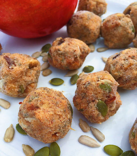 Caramel apples in snack form? Yes please! These #glutenfree and #vegan energy balls are #healthy, #nobake and taste like dessert.