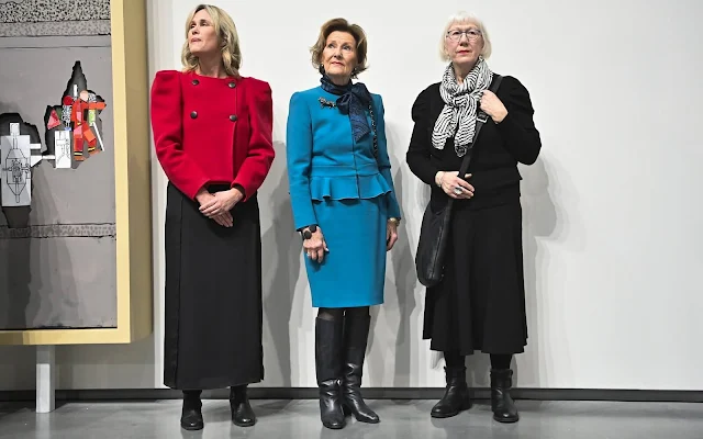 Queen Sonja wore a blue peplum jacket and skirt, Mayor Anne Lindbo wore a red wool jacket. Artist Leonard Rickhard