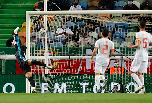 Kepa no alcanza el disparo de Cristiano Ronaldo, que se estrella en toda la escuadra. Eric García y Busquets contemplan la jugada. SELECCIÓN DE PORTUGAL 0 SELECCIÓN DE ESPAÑA 0. 07/10/2020. Partido internacional amistoso. Lisboa, Portugal, estadio José Alvalade. GOLES: No hubo.