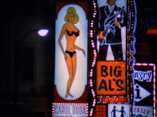 Cartel del top-less Big Al's en los créditos iniciales de Las calles de San Francisco