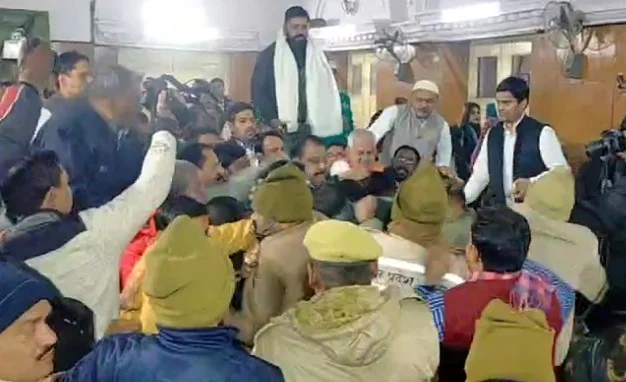 बोर्ड बैठक में भाजपा एमएलसी को जड़ा थप्पड़, बसपा और सपा पार्षदों को दौड़ा-दौड़ाकर पीटा