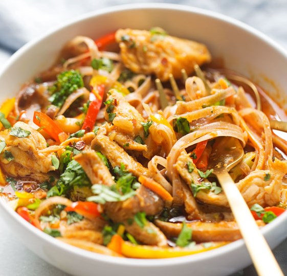 20 – MINUTE CHICKEN PANANG CURRY NOODLE BOWLS #weeknightdinner #veggies