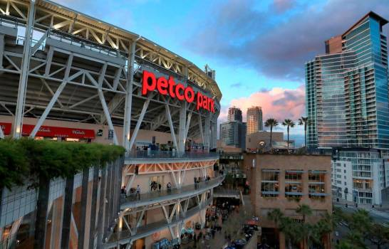 Una mujer y su hijo mueren por caída en un estadio de Grandes Ligas de béisbol en San Diego