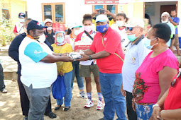 Kenius Kogoya Serahkan Bantuan KONI Papua ke Warga Kayo Pulau