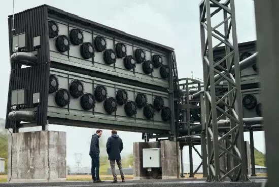 Recipientes coletores para captura de dióxido de carbono da atmosfera na fábrica da Orca em Hellisheiði, Islândia
