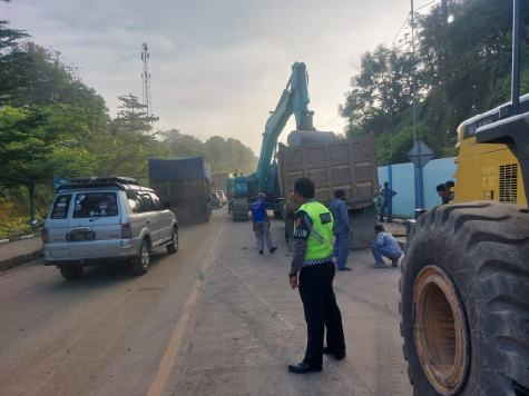 Kecelakaan Truk Terguling, Satlantas Polres Cilegon Lakukan Evakuasi 