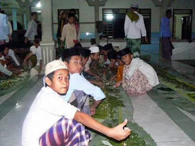 Mengintip Tradisi Mayoran Di Pondok Pesantren