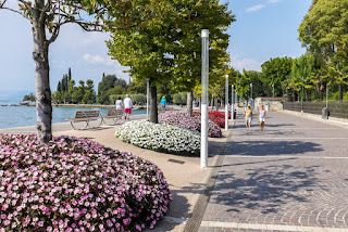 foto dos canteiros de flores na rua da da costa de Bardolino