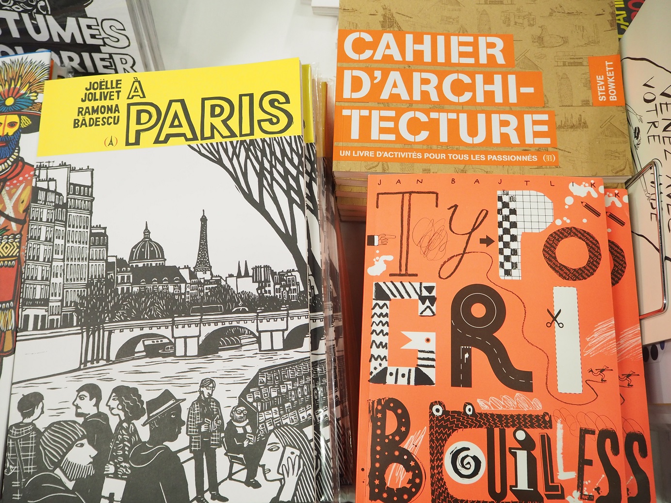 "L imagier le plus fou du monde" de Tom Schamp éditions Milan C est le genre de livre   regarder encore et encore parce qu   chaque fois qu on le regarde