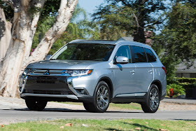 Front 3/4 view of 2017 Mitsubishi Outlander GT