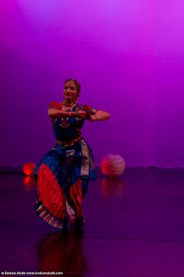 TEATRO GRECO DI ROMA Rassegna "Che Danza Vuoi?" XIV ediz. - 2011 ASSOCIAZIONE CULTURALE ORCHESTÉS presenta  "MATRI"  DEE E DONNE DALLE DANZE DELL'INDIA DEL SUD Marialuisa Sales e Marzia Colitti  Foto: Barbara Abate  19 ottobre 2011 Marialuisa Sales e Marzia Colitti Danze Liturgiche e Danze d’Amore dalla tradizione sacra dell’India. Protagoniste sono sempre le donne, donne innamorate, donne che si rapportano al loro Amato o alla Divinità, in una progressione di stati ove l’Amore umano si trasforma nell’Amore Divino. Foto: Barbara Abate