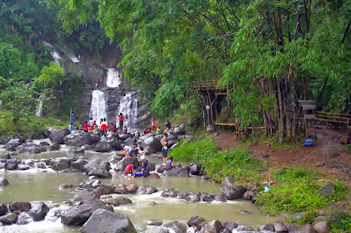 Pengunjung Air Terjun Curug Tujuh Bidadari Semarang