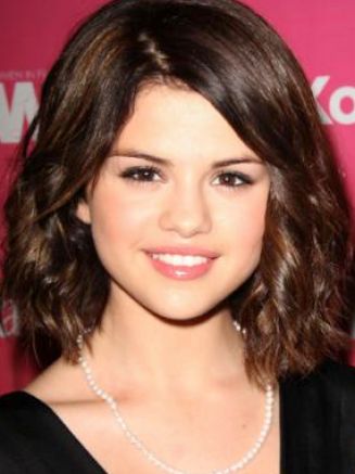 selena gomez new haircut curly. dresses selena gomez short