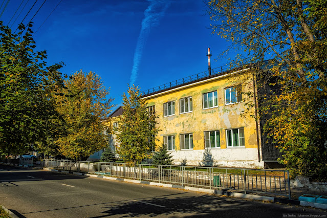 Старое пошарпанное желтое здание