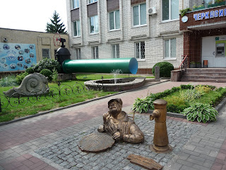 Черкассы. Памятник сантехнику на территории водоканала
