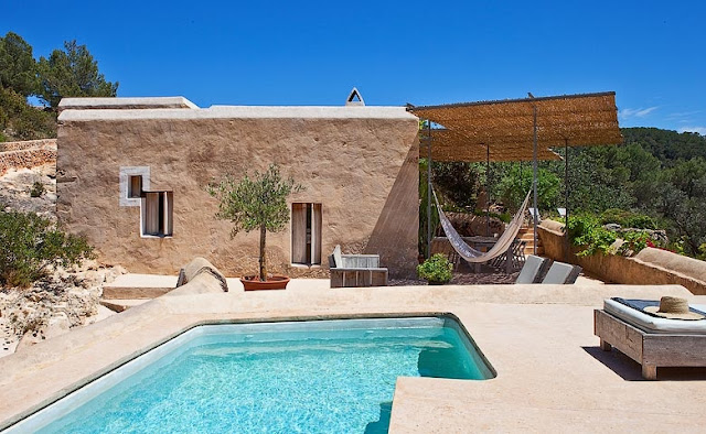 piscina de microcemento en casa ibicenca chicanddeco