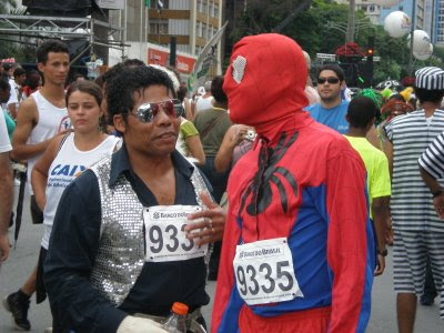 Michael Jackson e Homem-aranha na corrida mais famosa de são paulo